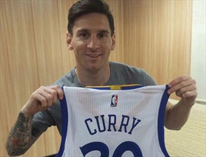 Leo Messi posa con la camiseta que le ha regalado Stephen Curry