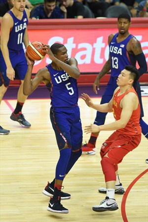 Kevin Durant jugando anoche ante China