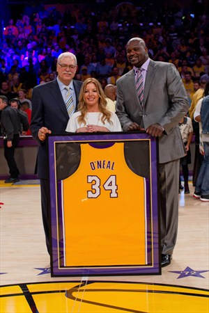 Shaquille O'Neal posa con Phil Jackson y Jeannie Buss en la retirada de su camiseta de Lakers