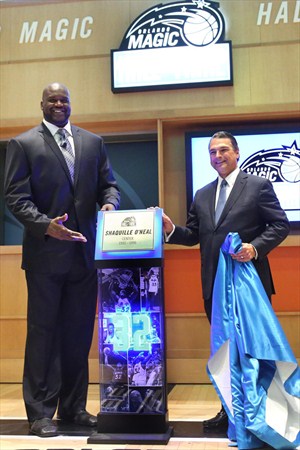 Shaquille O'Neal y el CEO de los Magic, Alex Martins, en la ceremonia