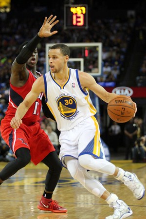 Stephen Curry logró 16 puntos y 12 asistencias en la victoria de Warriors
