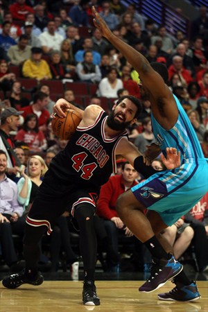 Nikola Mirotic acabó con la espalda dolorida en el Bulls-Hornets