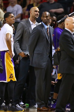 Kobe Bryant estuvo vestido de calle anoche en el partido Heat-Lakers