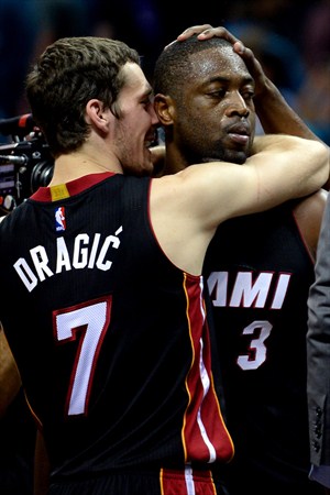 Dragic y Wade lideraron el triunfo de Heat con 26 y 24 puntos