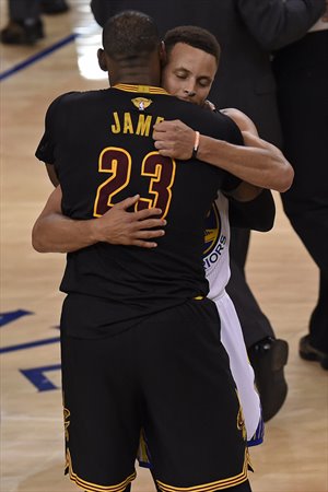 LeBron se abraza a Curry tras el último partido de las Finales