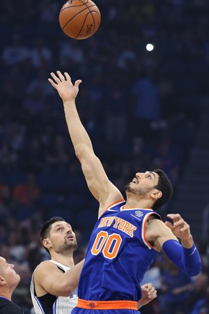 El jugador de Knicks Enes Kanter tiene problemas con la justicia turca