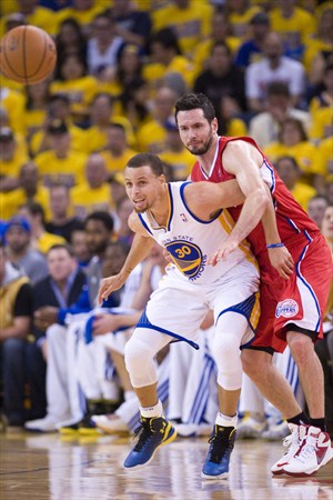 Stephen Curry anotó 31 puntos en la victoria de Warriors