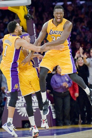 Julius Randle y D'Angelo Russell brillaron en Lakers