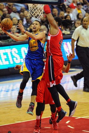 Stephen Curry supera a Nene en el Wizards-Warriors
