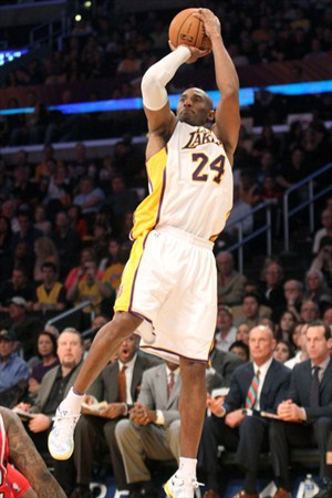 Kobe Bryant anotó 44 puntos en 31 minutos, pero los Lakers perdieron