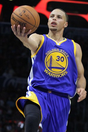 Stephen Curry anotó 20 puntos en el Staples Center ante los Lakers