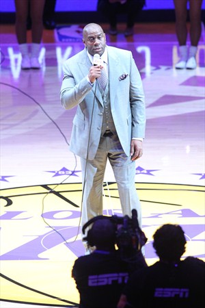 Magic Johnson, micrófono en mano en la despedida de Kobe Bryant