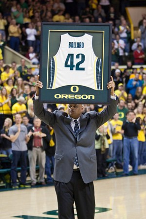 Ballard, en el acto en el que fue retirada su camiseta universitaria de Oregon