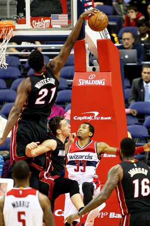 Hassan Whiteside pone un tapón a Burke en el Wizards-Heat