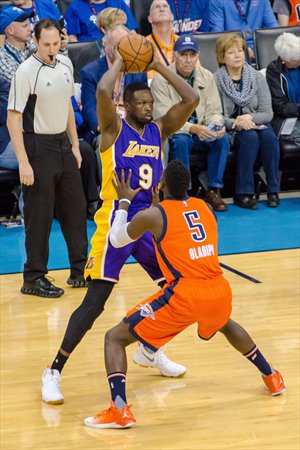 Luol Deng no va a jugar más esta temporada con Lakers
