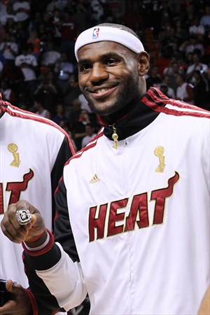 LeBron James luce su anillo de campeón de la NBA