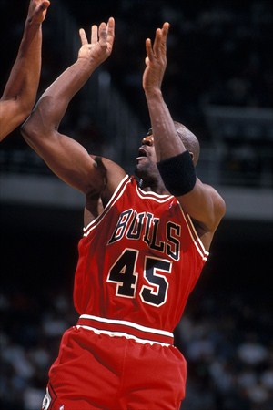 Michael Jordan lució el 45 con los Bulls en 17 partidos