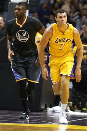 Lakers y Warriors se conformaron con no sufrir lesiones en San Diego