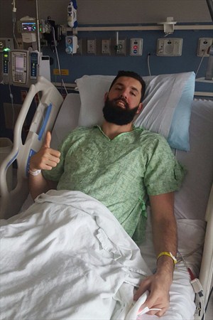 Nikola MIrotic, en la cama del hospital tras su primera operación