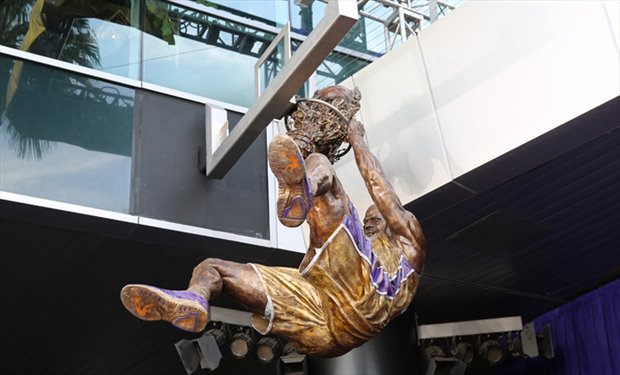 Shaquille O'Neal ha quedado inmortalizado a través de una estatua en el Staples Center