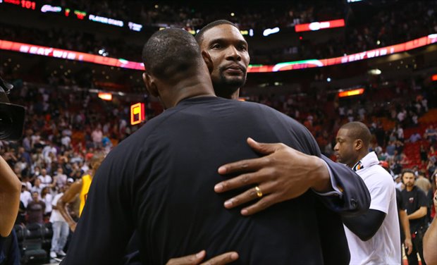 Chris Bosh abraza a LeBron James