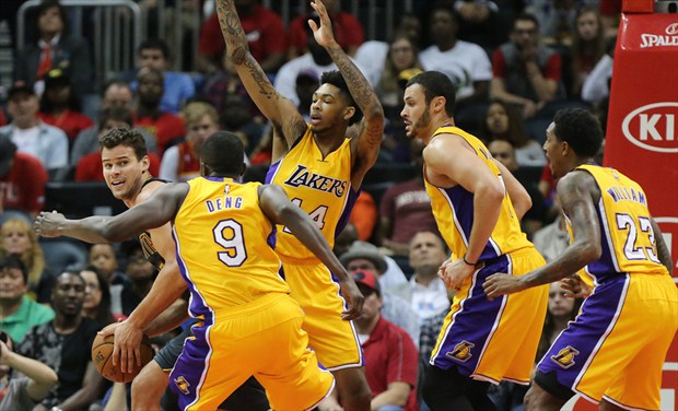 Tres suplentes de Lakers y el titular Luol Deng presionan a un rival