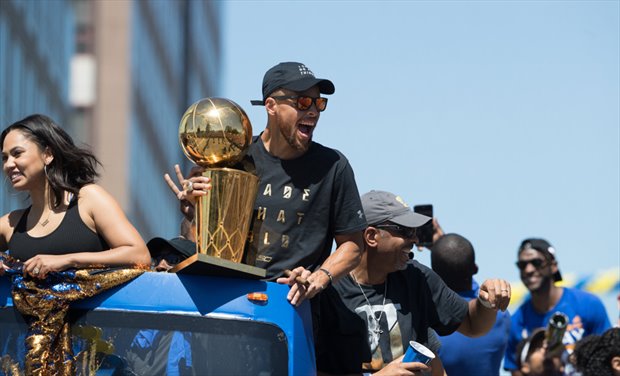 Curry, celebrando el último título, va a firmar un contrato estratosférico