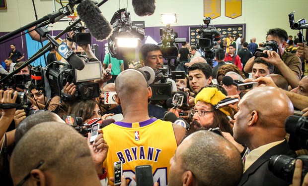 Kobe Bryant rodeado de medios de comunicación en el Media Day de Lakers