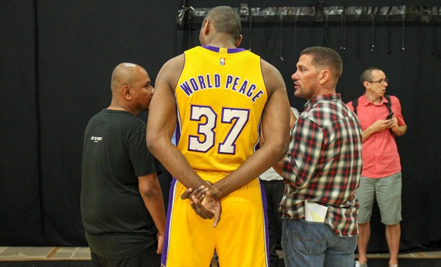 El veterano Metta World Peace se queda en los Lakers