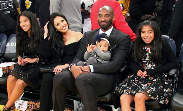 Kobe Bryant rodeado por su esposa y sus 3 hijas