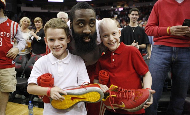 James Harden con dos niños en un acto de Nike