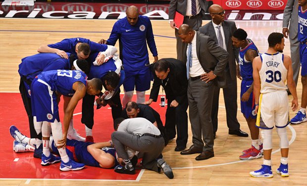 Griffin es atendido en el suelo en el Clippers-Warriors