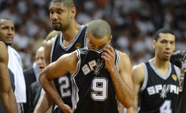 Los jugadores de los Spurs decepcionados tras su derrota en el 6º partido
