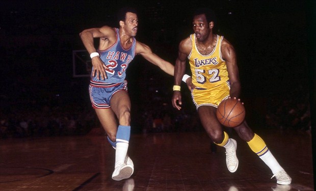 Lou Hudson, a la izquierda, durante un partido contra los Lakers en 1967