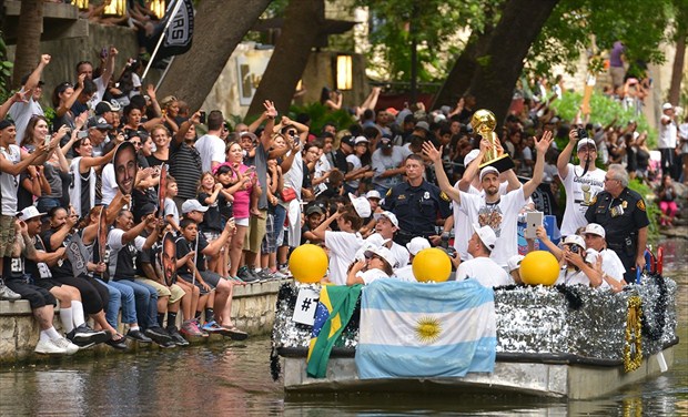 Manu Ginóbili saluda desde una de las barcazas con las que los Spurs recorrieron el río San Antonio