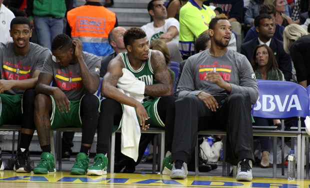 Sullinger, sentado a la derecha en el banquillo de los Celtics