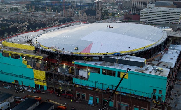Exterior del futuro estadio de los Pistons, todavía en construcción