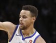 Curry defiende a Murray en el Warriors-Nuggets