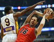 Pau Gasol recibe una falta de Ronnie Price en el Bulls-Lakers