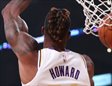 Dwight Howard hace un mate de espalda con Lakers
