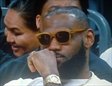 LeBron con ropa de calle y gafas de solo observa un partido de Lakers