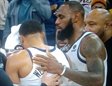 LeBron ayuda a Westbrook que se limpia la sangre con una toalla