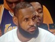 LeBron James sentado en el banquillo de Lakers