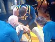 Los médicos de Warriors atienden a Stephen Curry