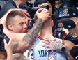 Jokic es abrazado tras liderar el primer título de la historia de Nuggets