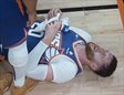 Nurkic en el suelo tras ser agredido por Draymond Green