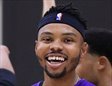 Kent Bazemore sonríe entrenando con Lakers
