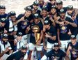Lakers celebra el título con LeBron abajo con su premio de MVP