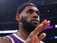 LeBron James lideró el triunfo de Lakers
