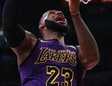 LeBron James bajo el aro con Lakers